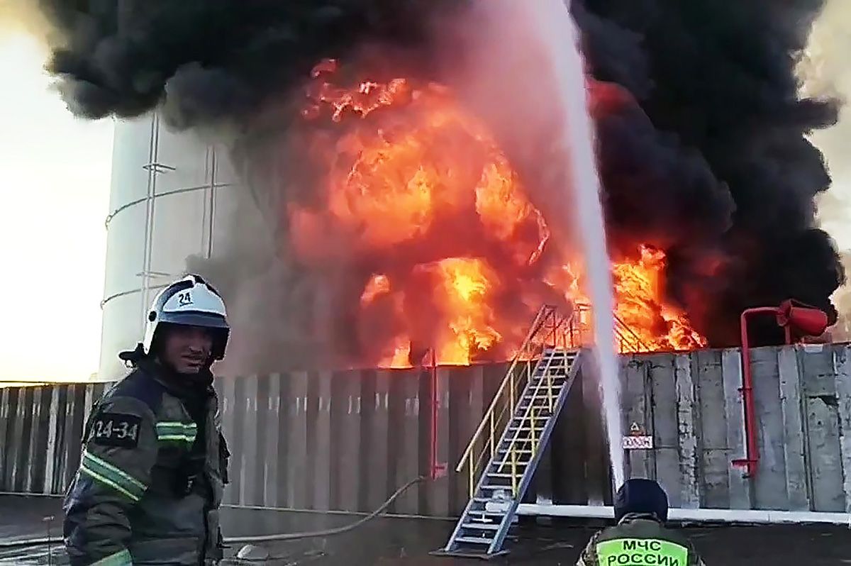 Російські рятувальники гасять пожежу на нафтобазі у Ростовській області, 2024 рік