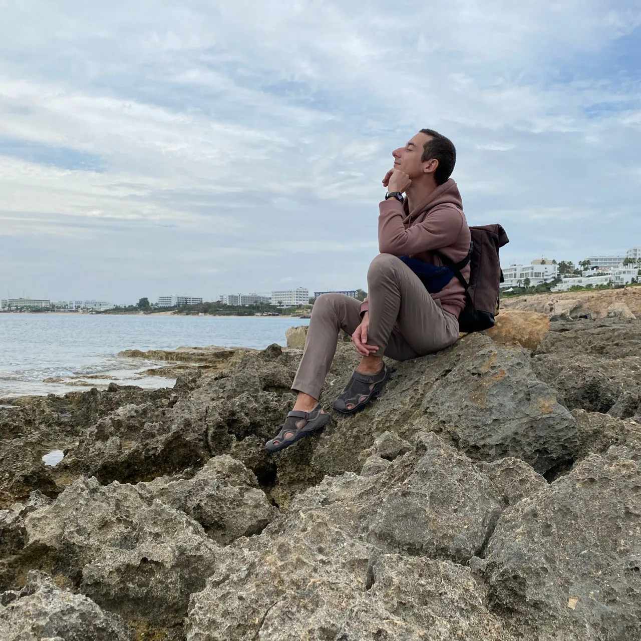 Хлопець на Кіпрі взимку