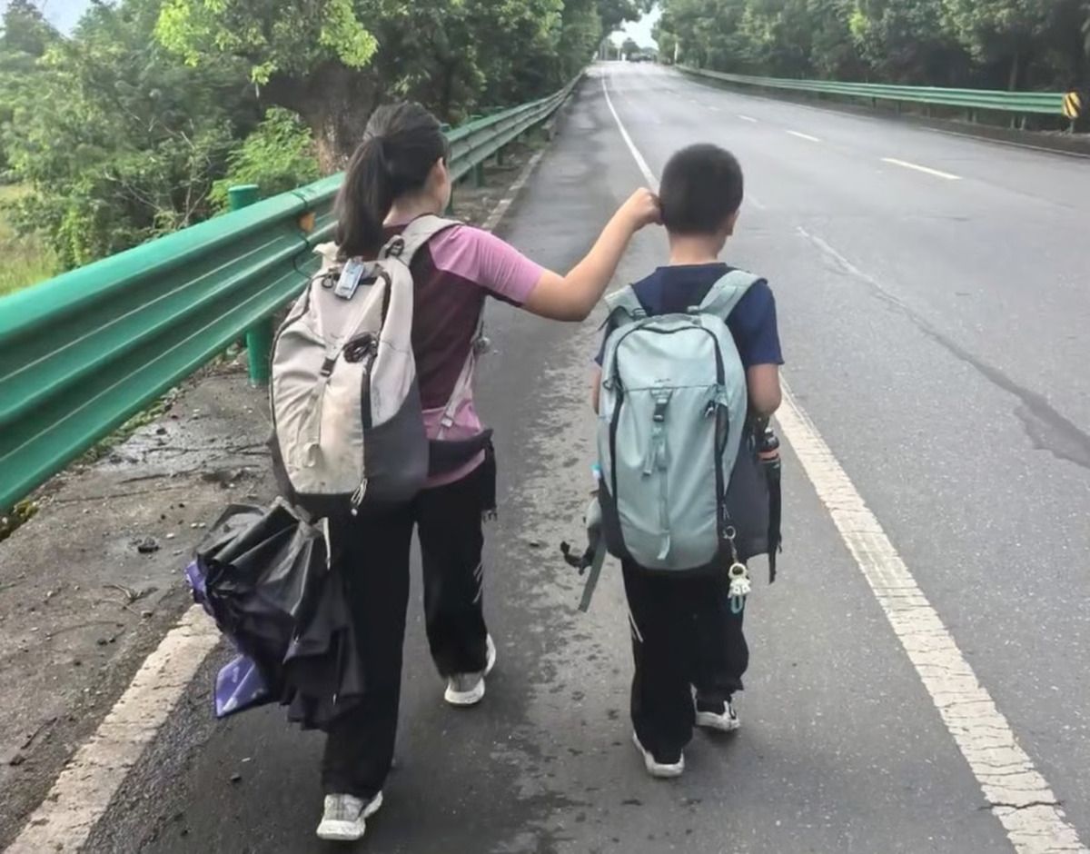 Китаец прошел 800 километров с двумя детьми Китаец прошел 800 километров с двумя детьми