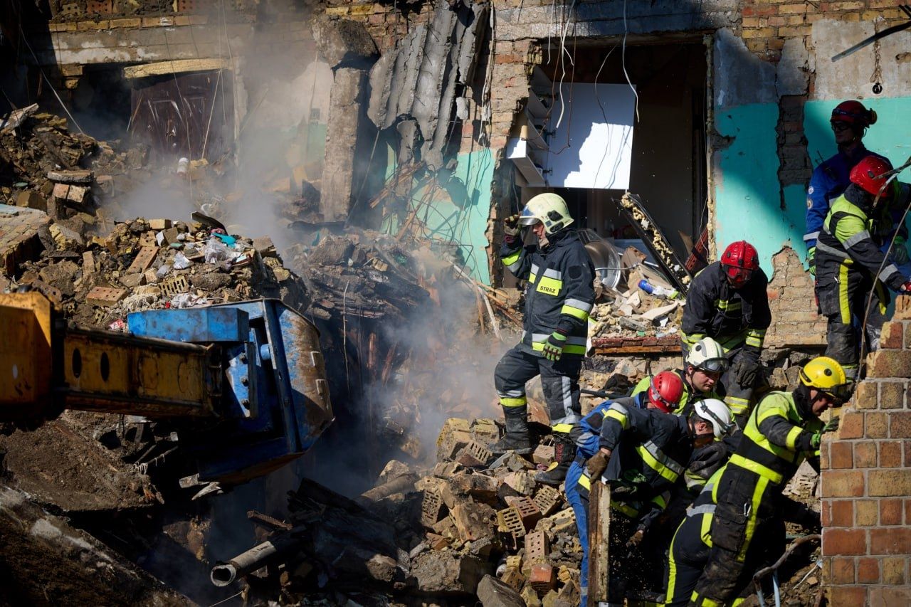 В Києві продовжуються аварійно-пошукові роботи В Києві продовжуються аварійно-пошукові роботи