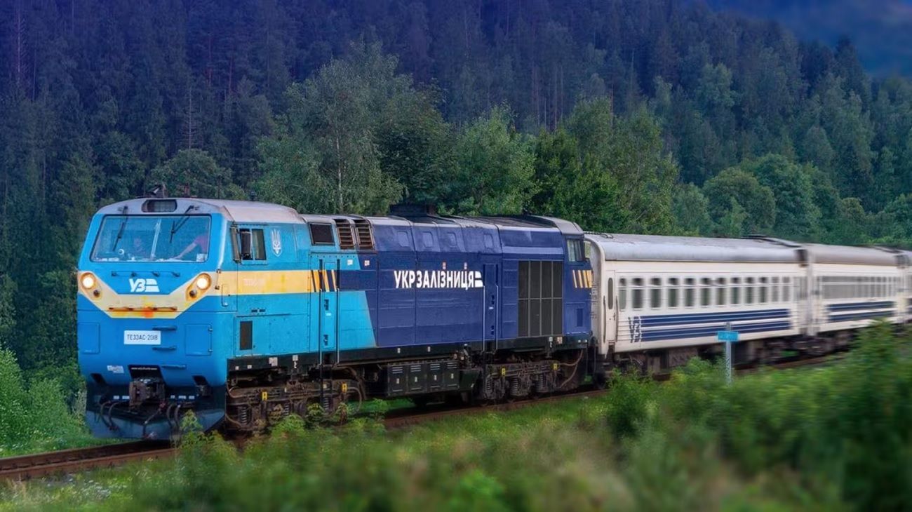 Росіяни пошкодили залізницю на Київщині Росіяни пошкодили залізницю на Київщині