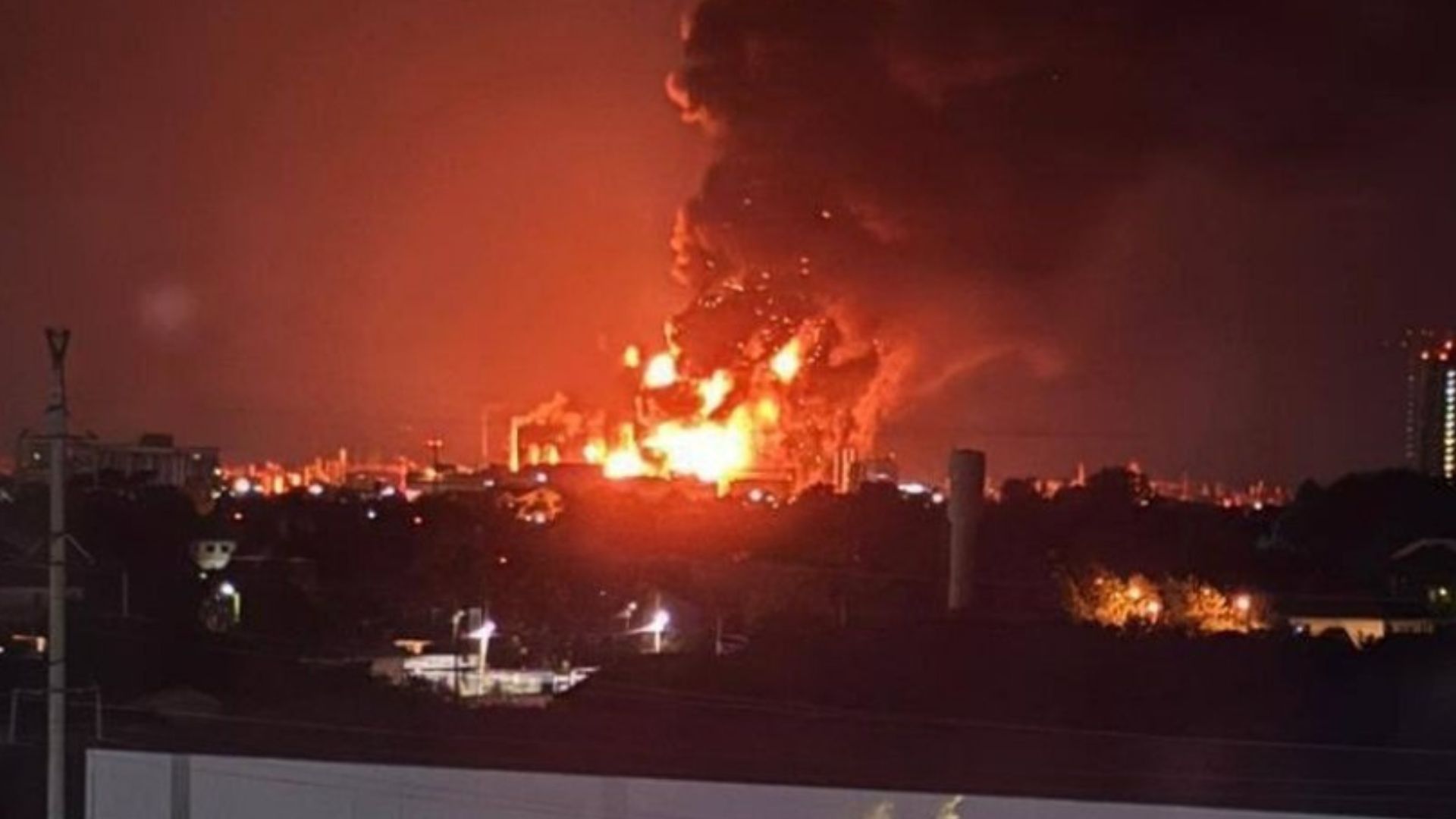 Атаки на НПЗ Росії продовжуються Атаки на НПЗ Росії продовжуються