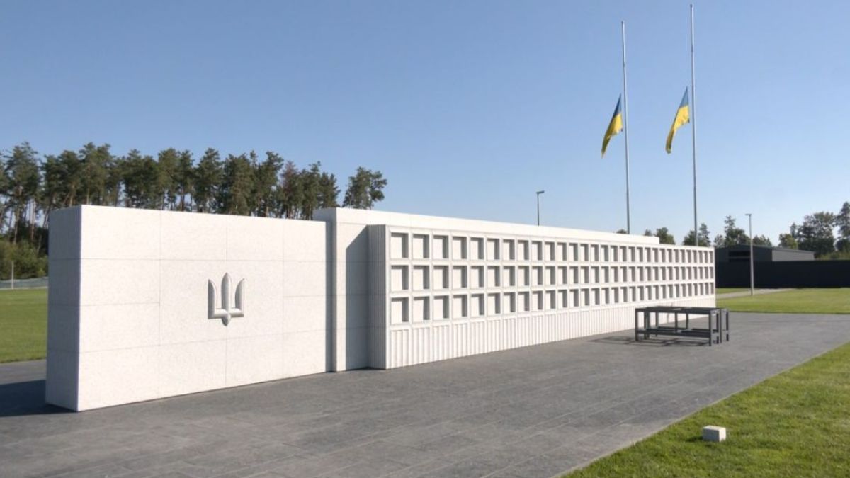 Люди вышли на протест из-за открытия Национального военного кладбища в Киевской области - 24 Канал