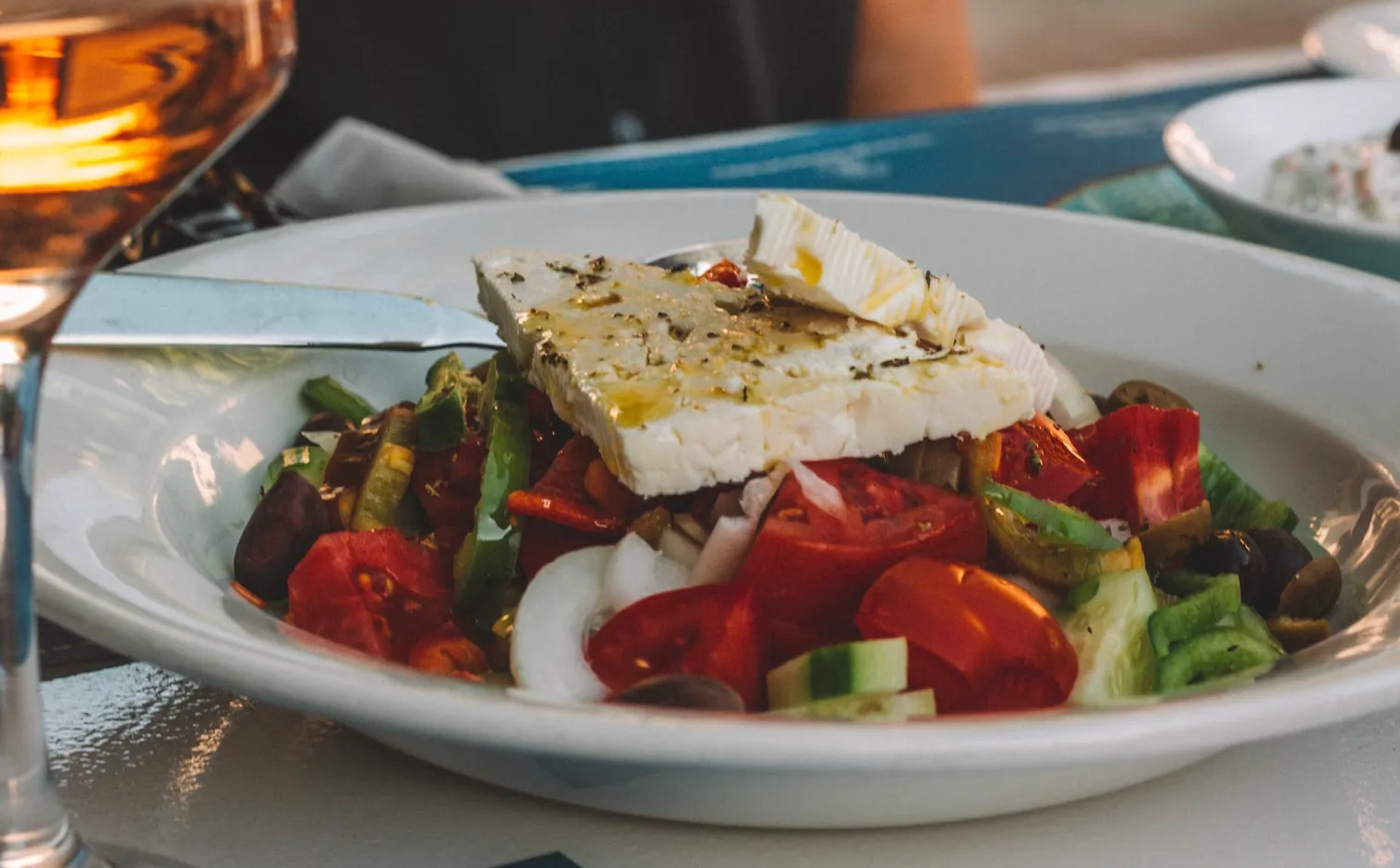 Грецький салат у Греції відрізняється від того, що подають в Україні Грецький салат у Греції відрізняється від того, що подають в Україні