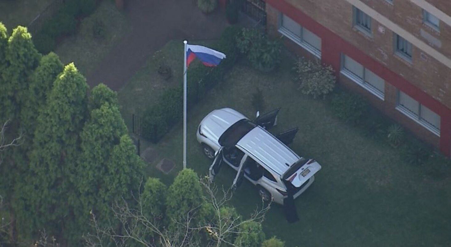 Автомобиль протаранил ворота генконсульства России в Сиднее Автомобиль протаранил ворота генконсульства России в Сиднее