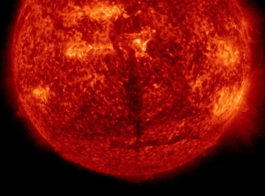 Струя плазмы вырывается из Солнца в сторону Земли Струя плазмы вырывается из Солнца в сторону Земли