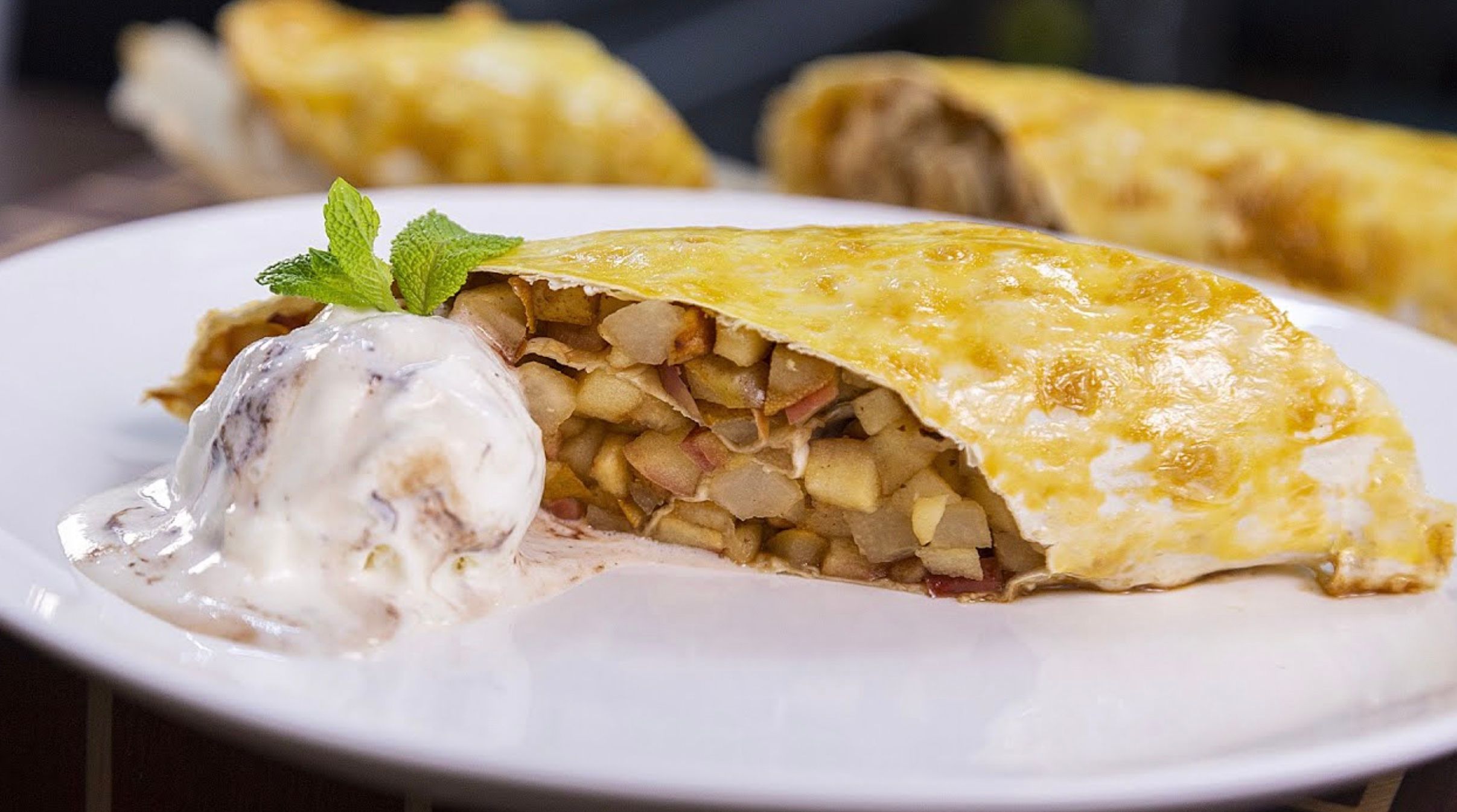 Лінивий яблучний штрудель з лавашем