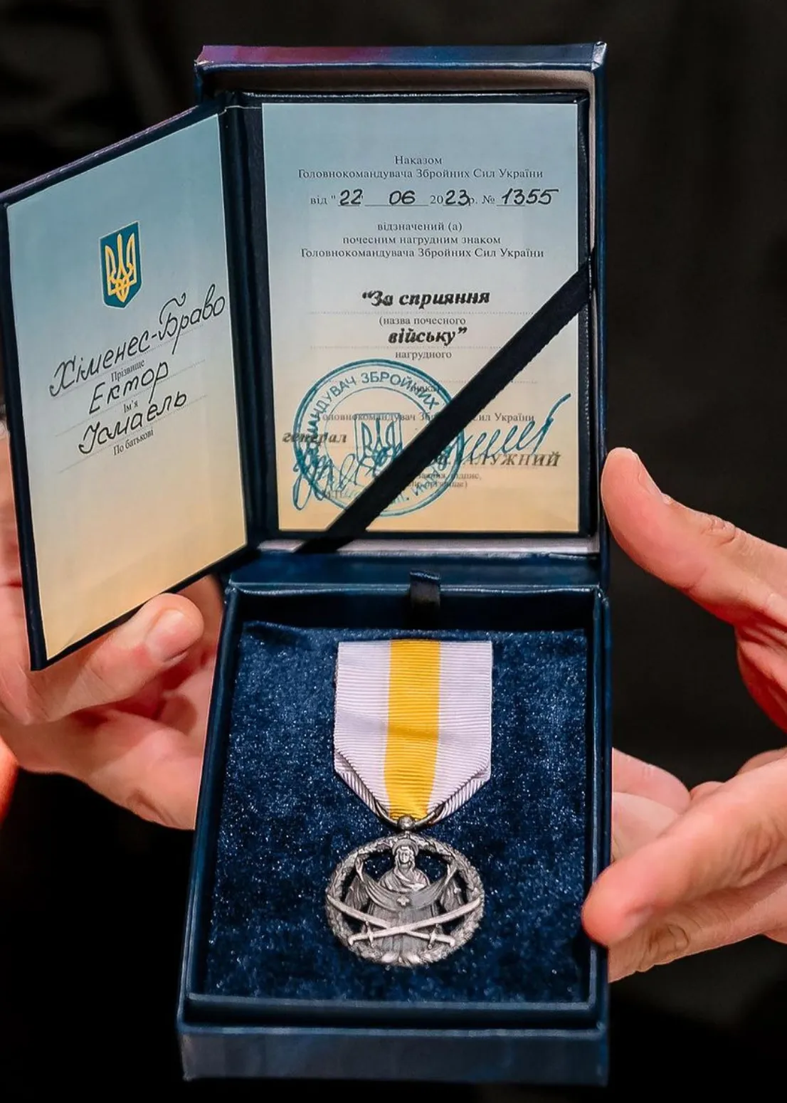 Награда для Эктора Хименеса-Браво от Залужного Награда для Эктора Хименеса-Браво от Залужного