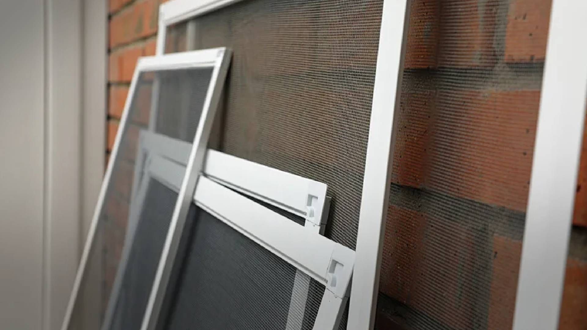 Качественно отмыть сетки на окнах от грязи поможет обычная минералка Качественно отмыть сетки на окнах от грязи поможет обычная минералка