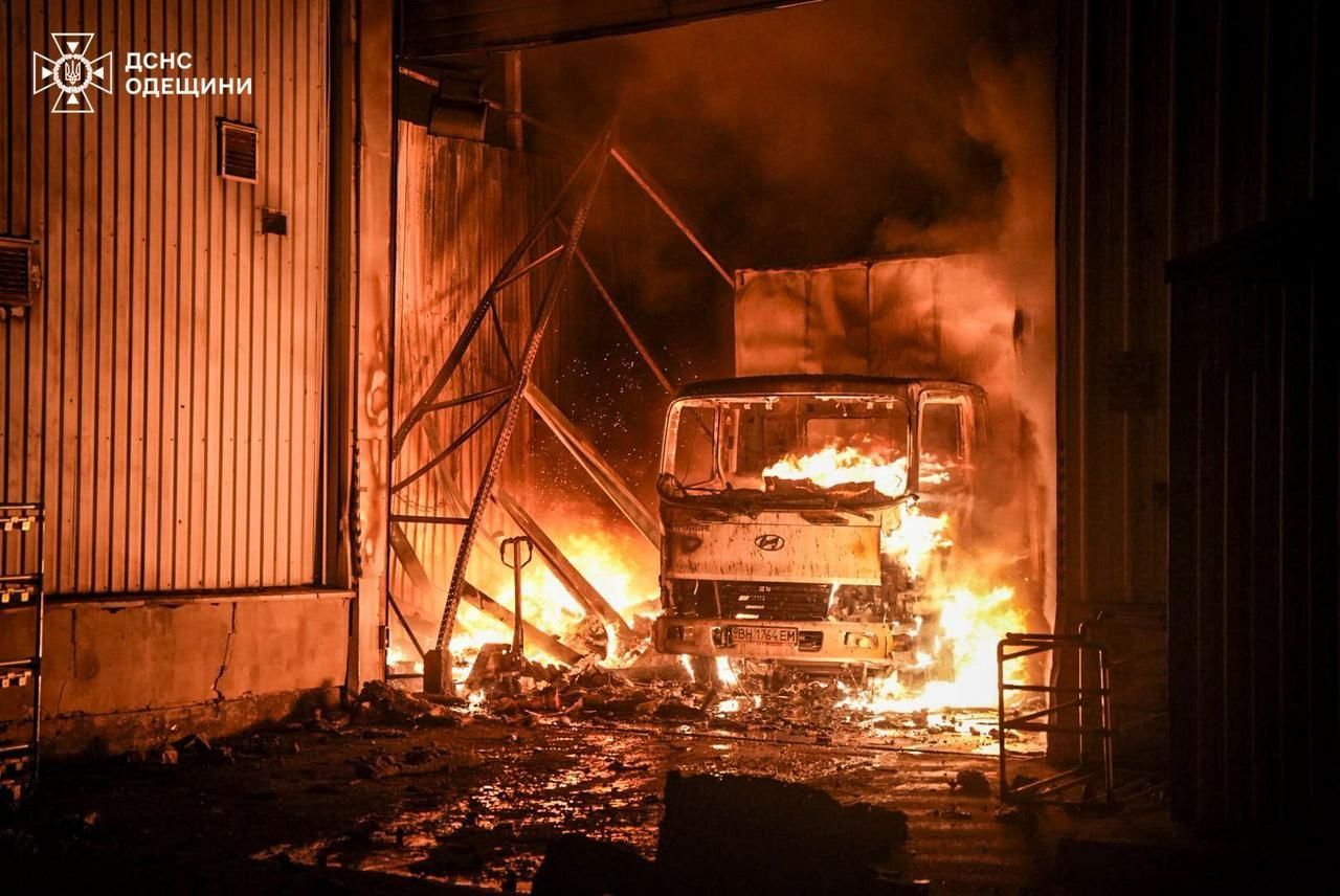 Атака на Одесу 4.09.2025 - після удару була масштабна пожежа - фото та відео - 24 Канал Атака на Одесу 4.09.2025 - після удару була масштабна пожежа - фото та відео - 24 Канал