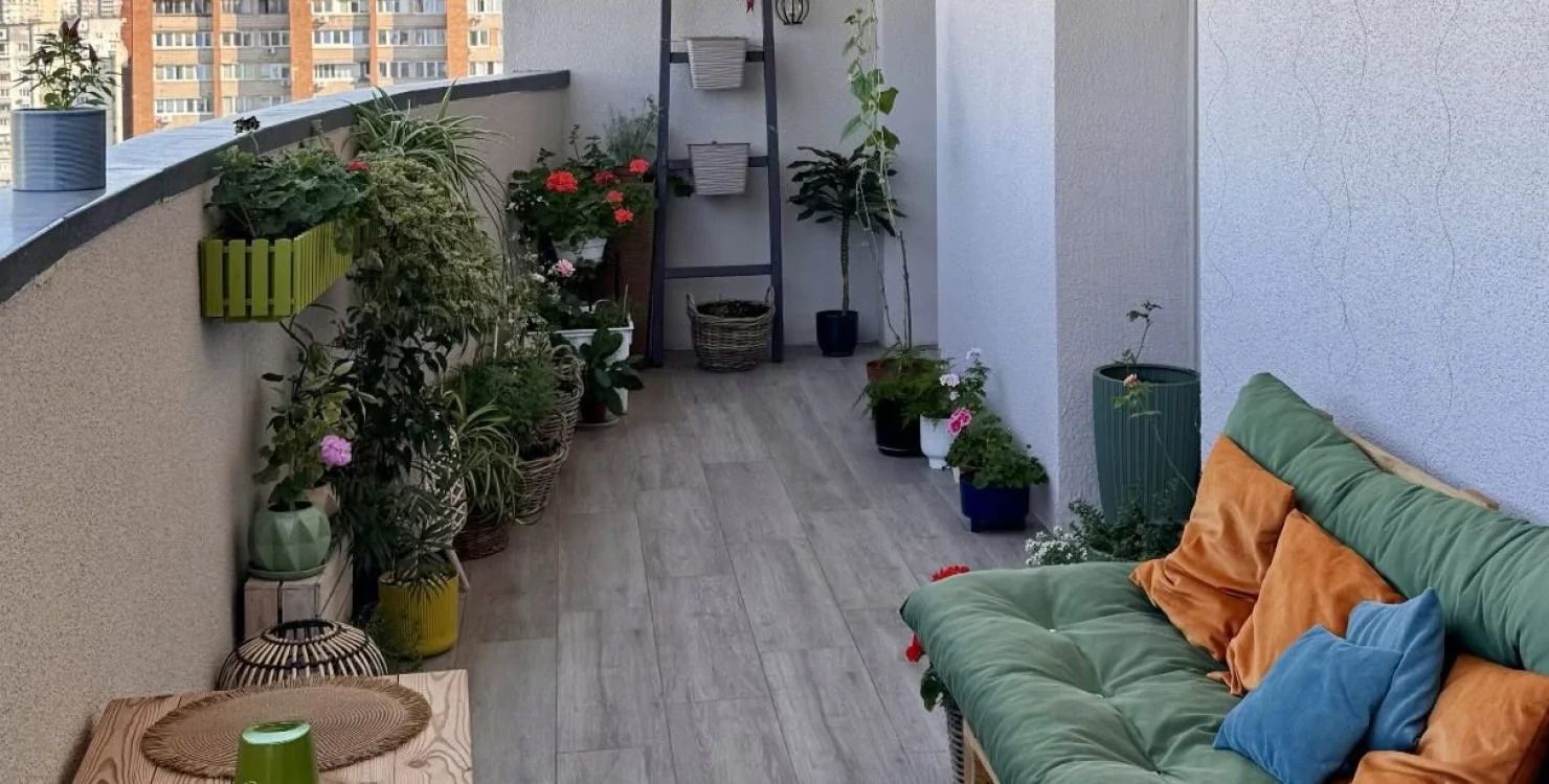 Жильцы ЖК сделали из балкона общую зону для отдыха, фото - Недвижимость