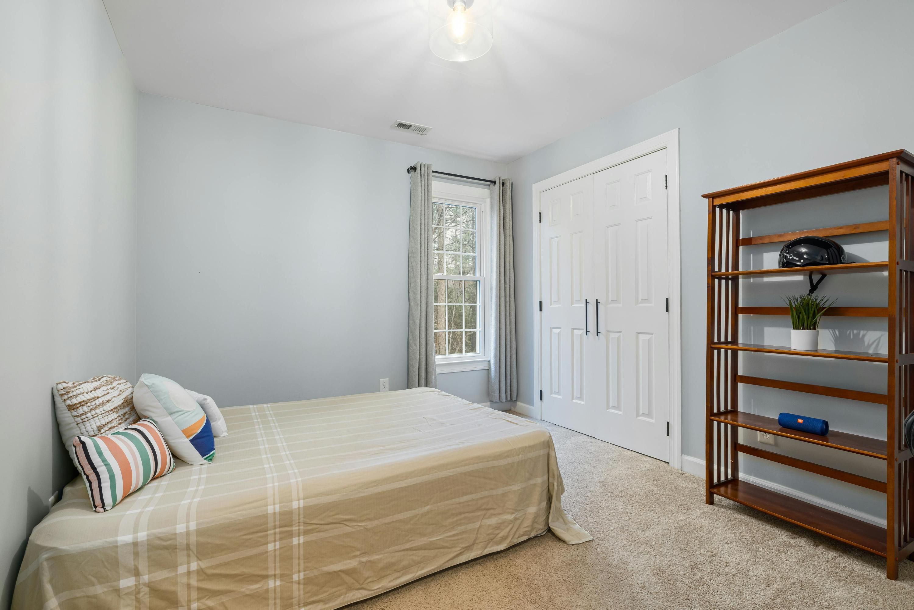 Гардеробную можно сделать интересным акцентом Гардеробную можно сделать интересным акцентом