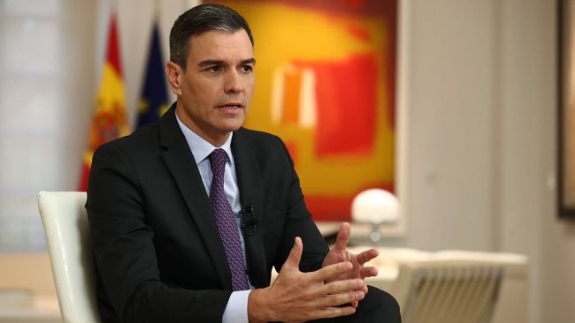 Самолет премьер-министра Испании не смог приземлиться в Париже