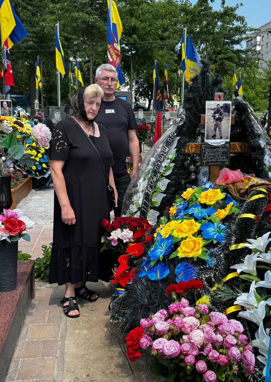 Родители на похоронах сына