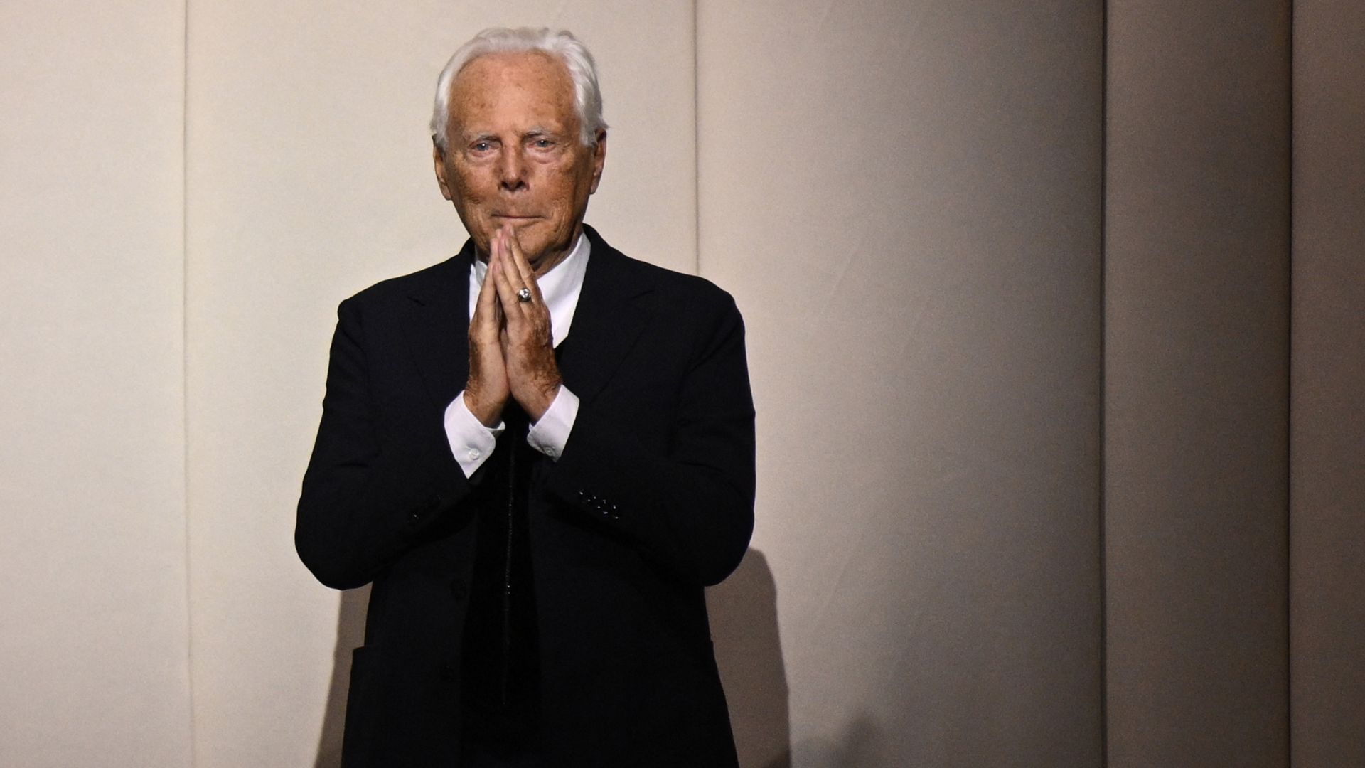 Умер известный итальянский дизайнер Джорджио Армани - Show24 Умер известный итальянский дизайнер Джорджио Армани - Show24