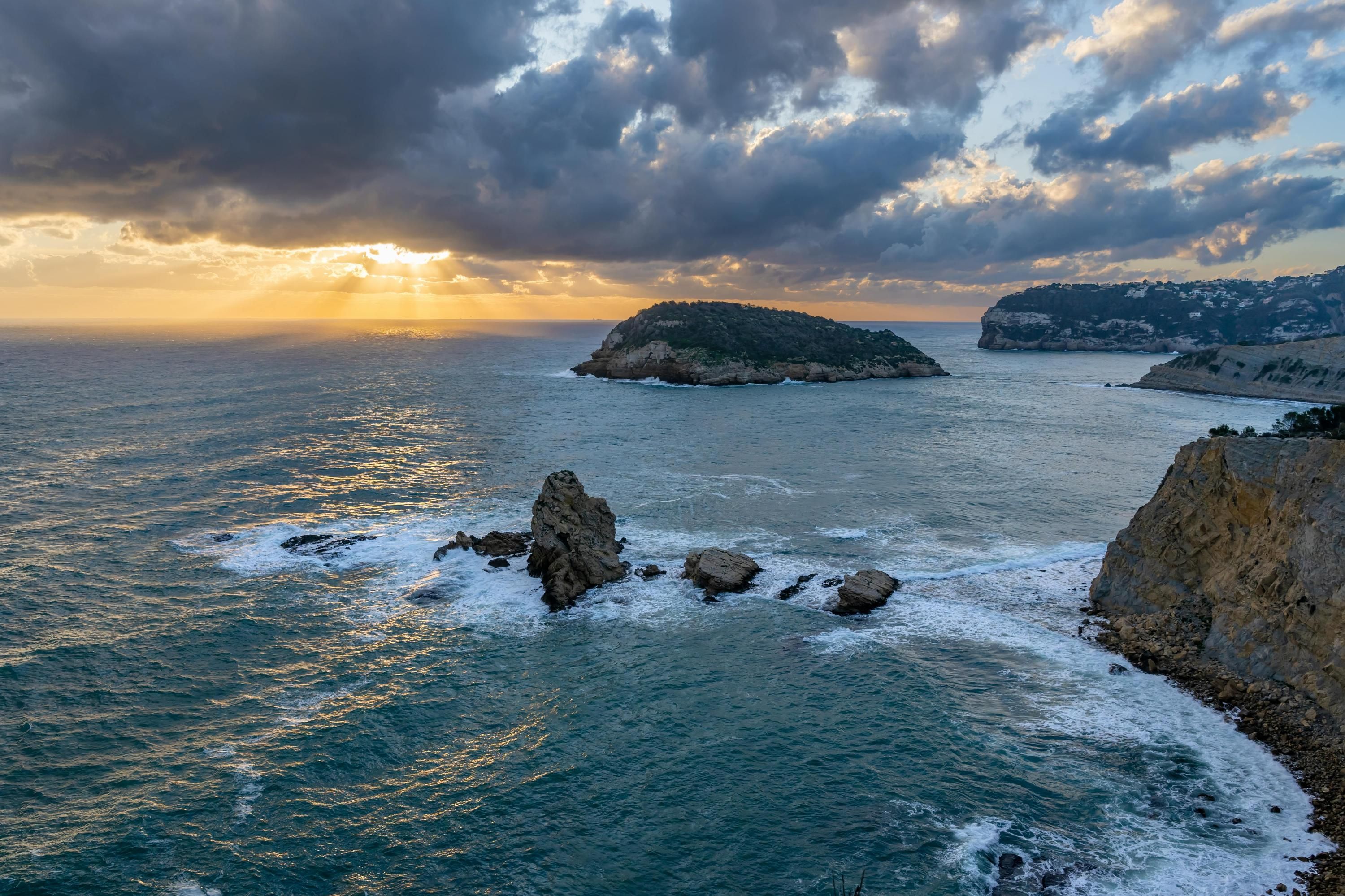 В Испании пляж закрыли из-за опасных слизней