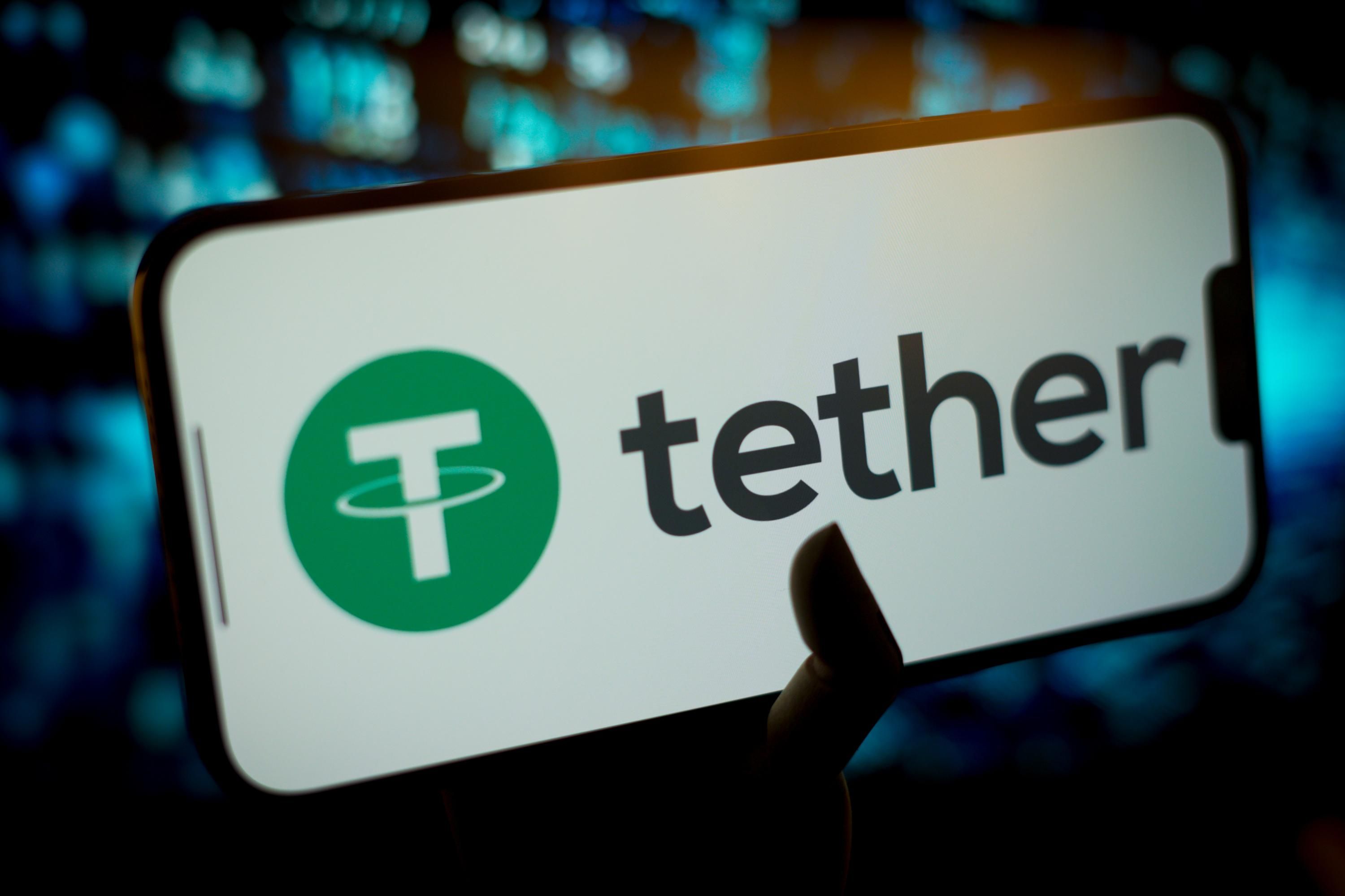 Логотип Tether на экране мобильного устройства Логотип Tether на экране мобильного устройства
