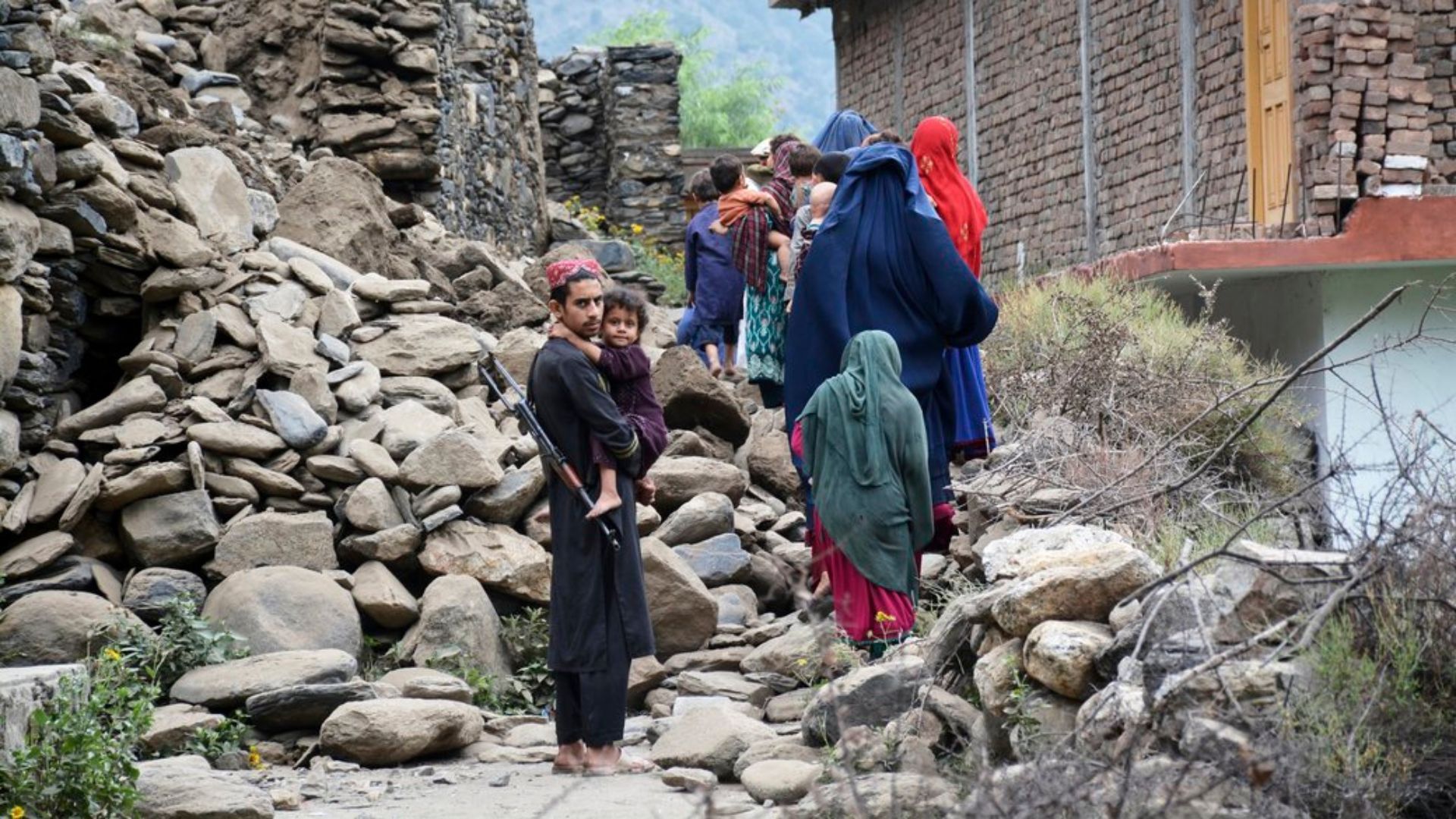 Землетрясение в Афганистане: спасатели помогают только мужчинам и детям - 24 Канал Землетрясение в Афганистане: спасатели помогают только мужчинам и детям - 24 Канал