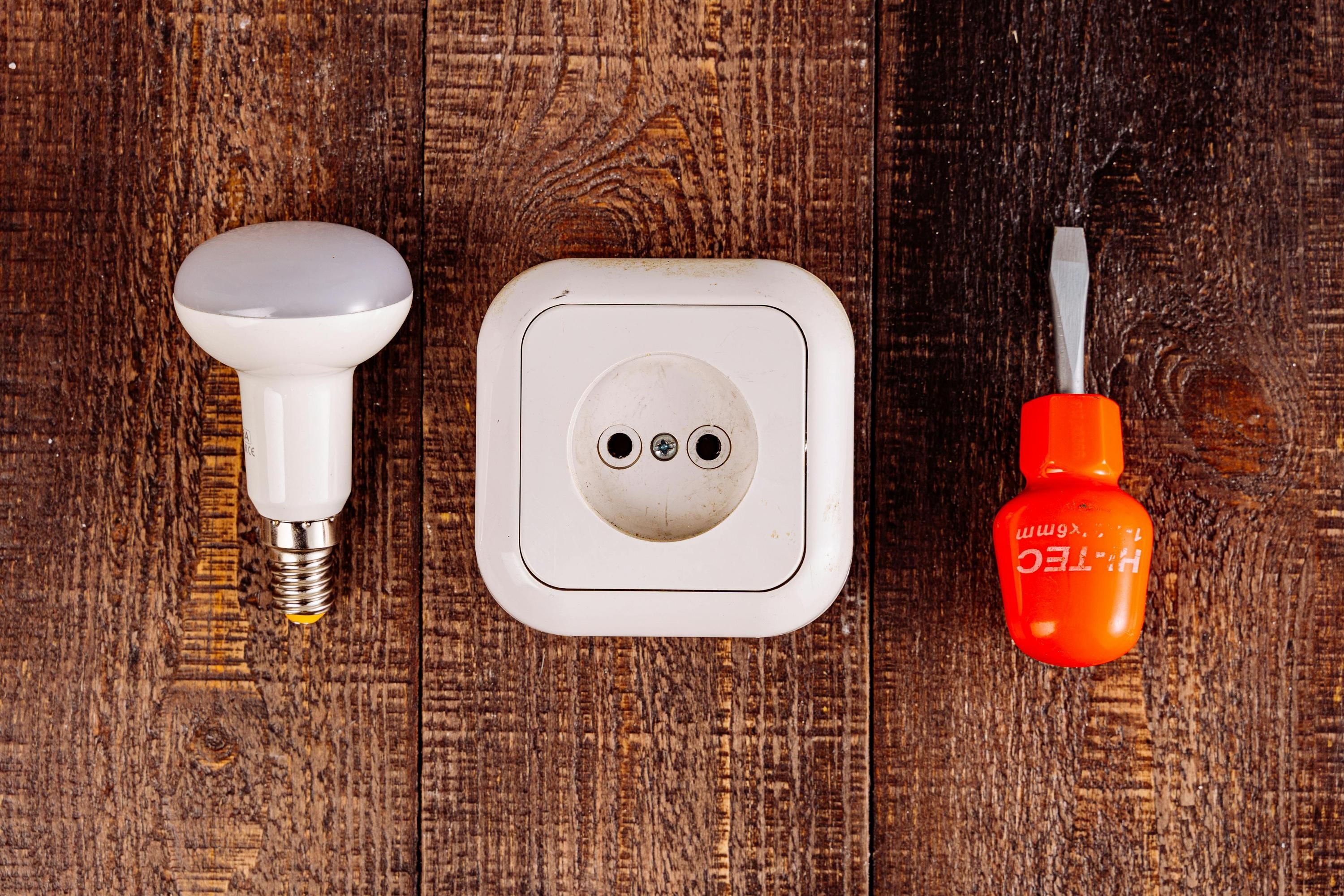 Как спрятать неприглядную розетку от глаз Как спрятать неприглядную розетку от глаз