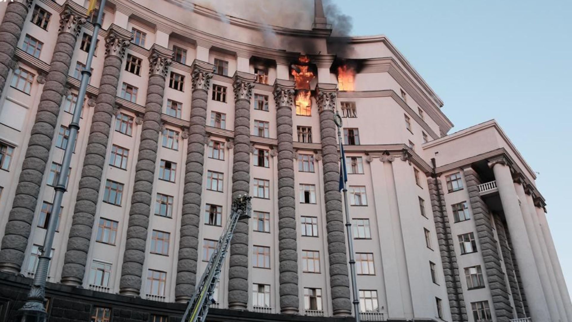 В Киеве в результате атаки произошло возгорание в здании Кабмина - 24 Канал В Киеве в результате атаки произошло возгорание в здании Кабмина - 24 Канал