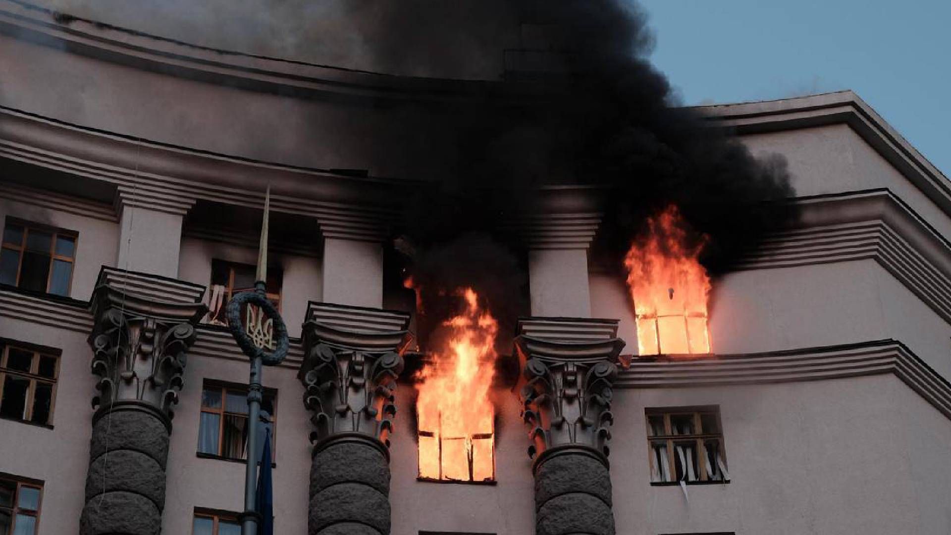 Росіяни влучили по будівлі Кабміну у Києві Росіяни влучили по будівлі Кабміну у Києві