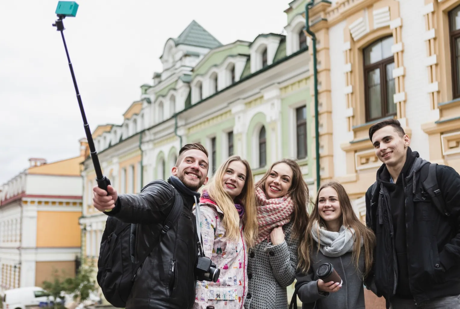 Люди роблять селфі у місті Люди роблять селфі у місті
