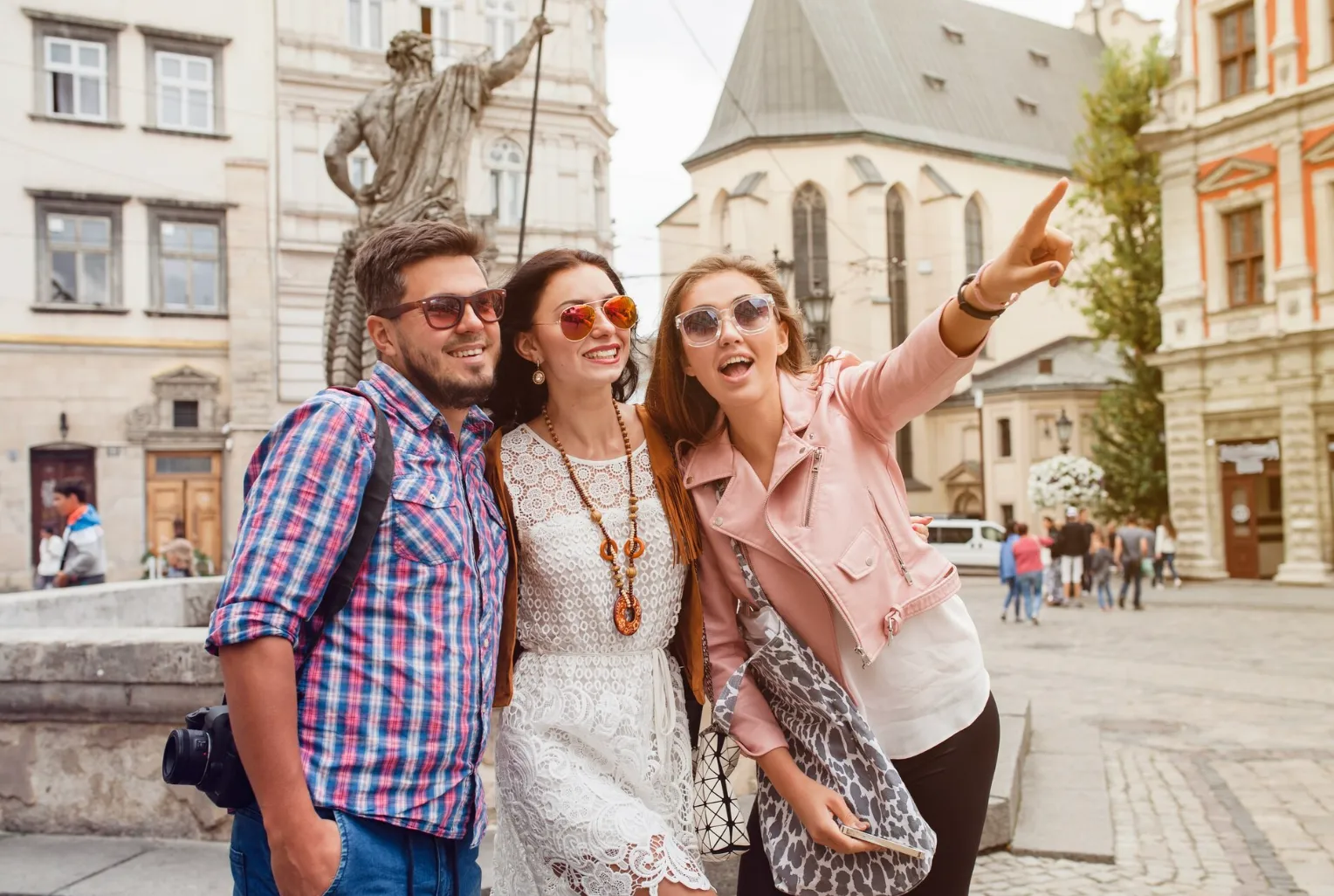 Група людей на Площі ринок у Львові