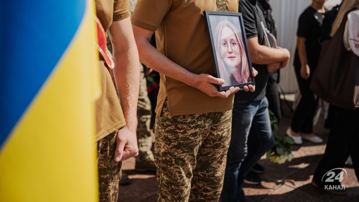 У Києві прощаються із 19-річною Дар'єю Лопатіною: вона була військовою "Азову" - 24 Канал У Києві прощаються із 19-річною Дар'єю Лопатіною: вона була військовою "Азову" - 24 Канал