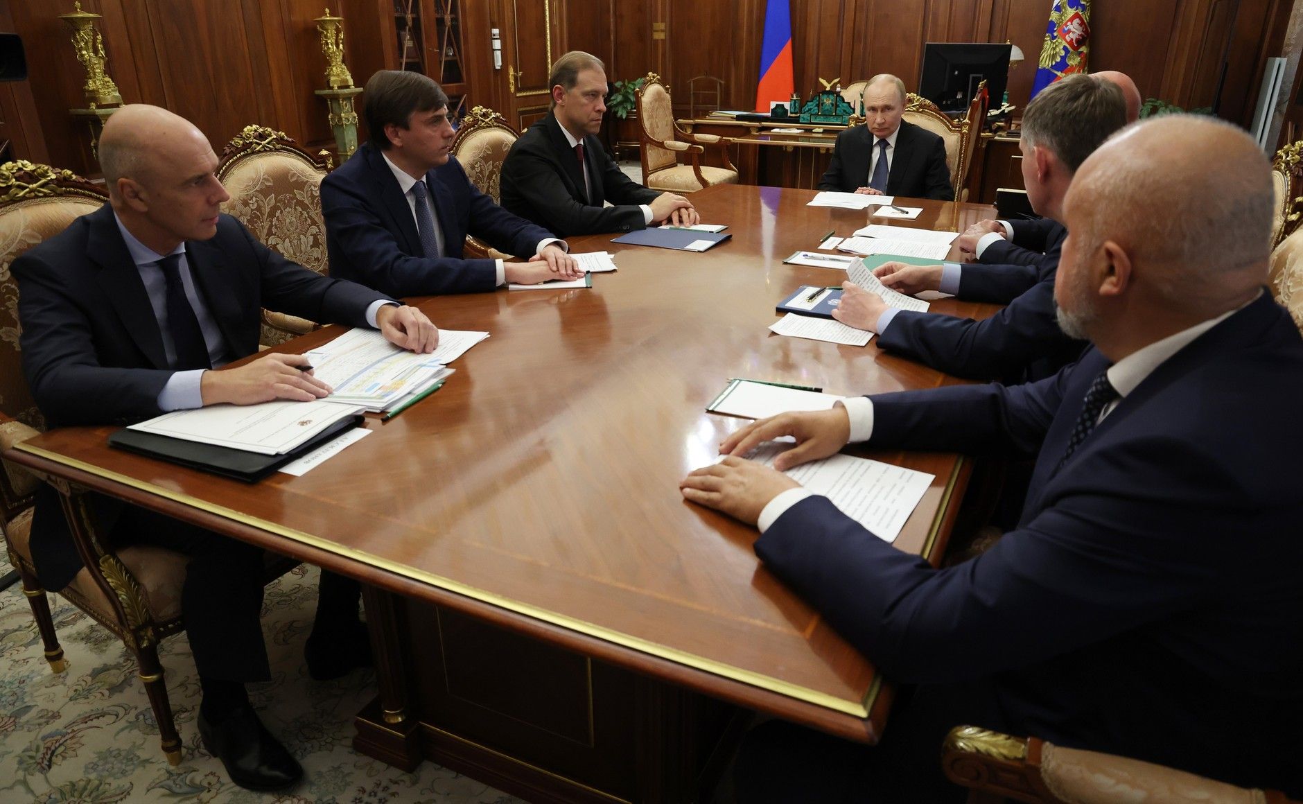 Российский диктатор Путин проводит заседание с членами правительства Российский диктатор Путин проводит заседание с членами правительства