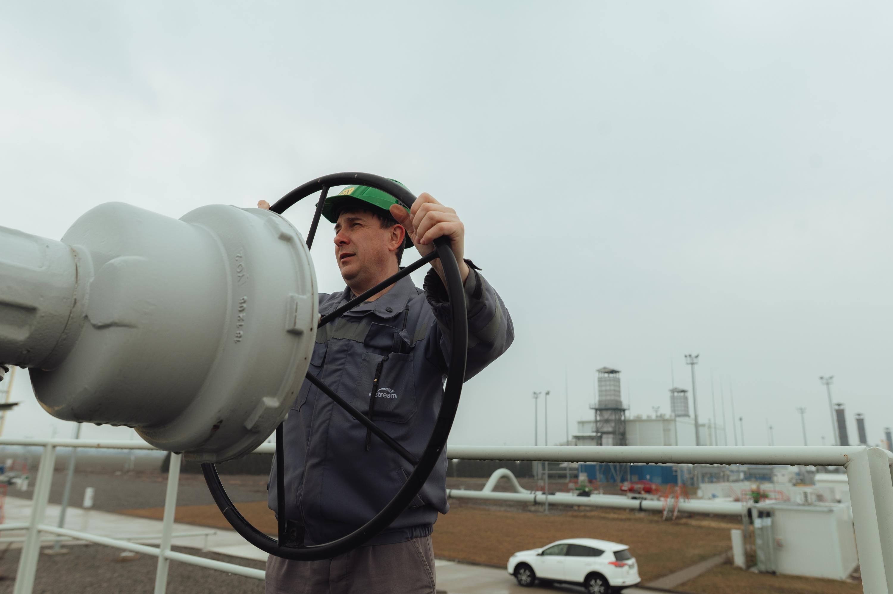 Рабочий на газовом объекте Рабочий на газовом объекте