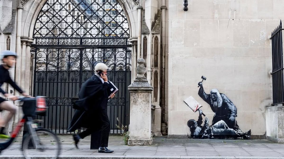 Граффити на здании Королевского суда в Лондоне Граффити на здании Королевского суда в Лондоне