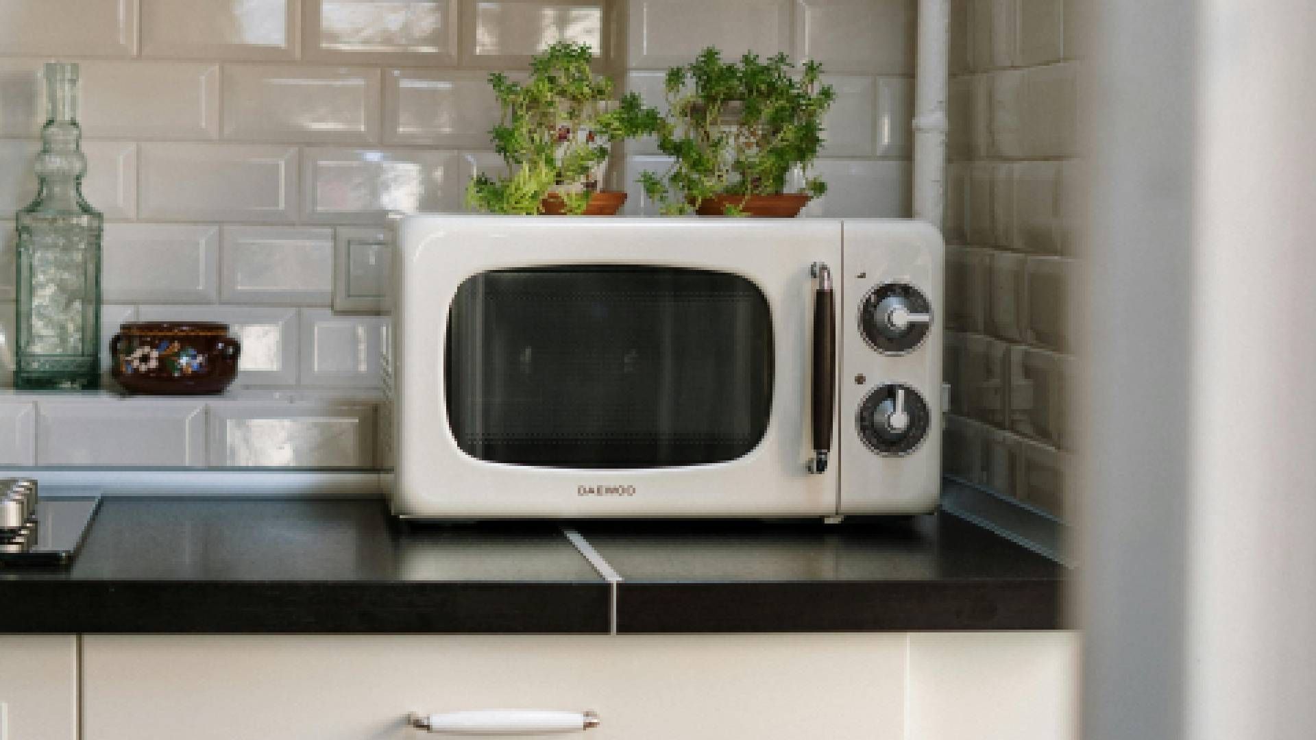 Использование уксуса – это эффективный и натуральный способ очистки микроволновой печи