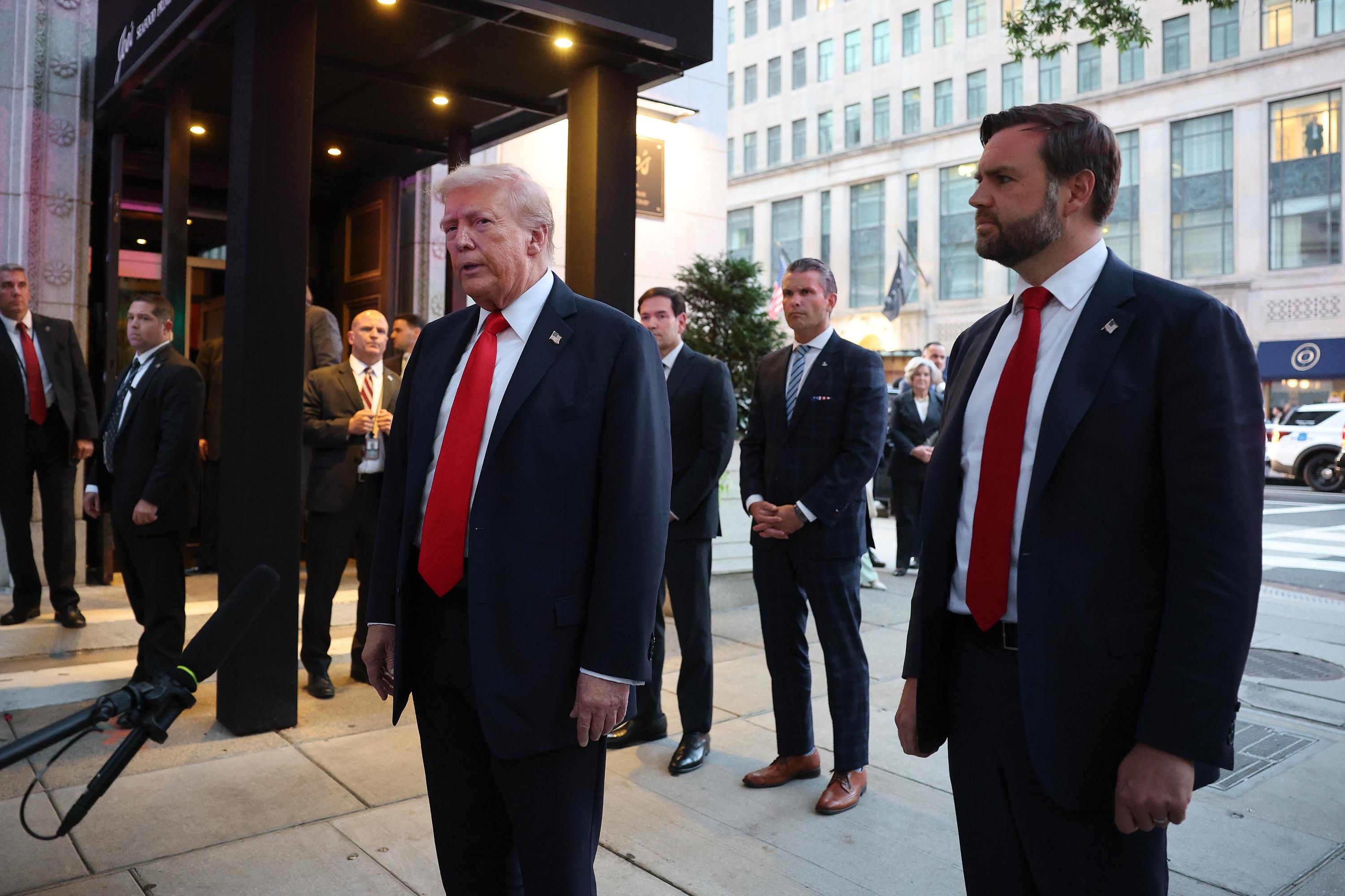 Президент США Дональд Трамп и вице-президент Джей Ди Вэнс Президент США Дональд Трамп и вице-президент Джей Ди Вэнс