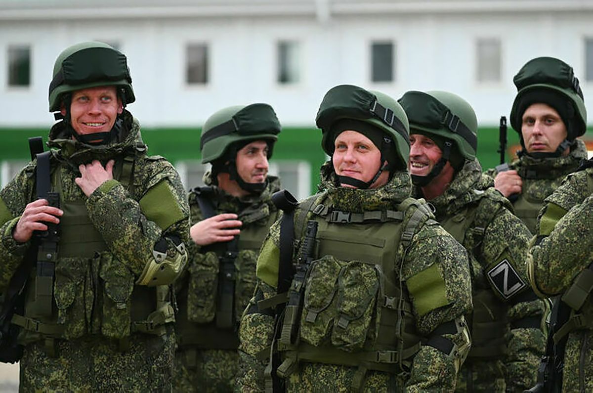 Російські окупанти зі зброєю в руках Російські окупанти зі зброєю в руках