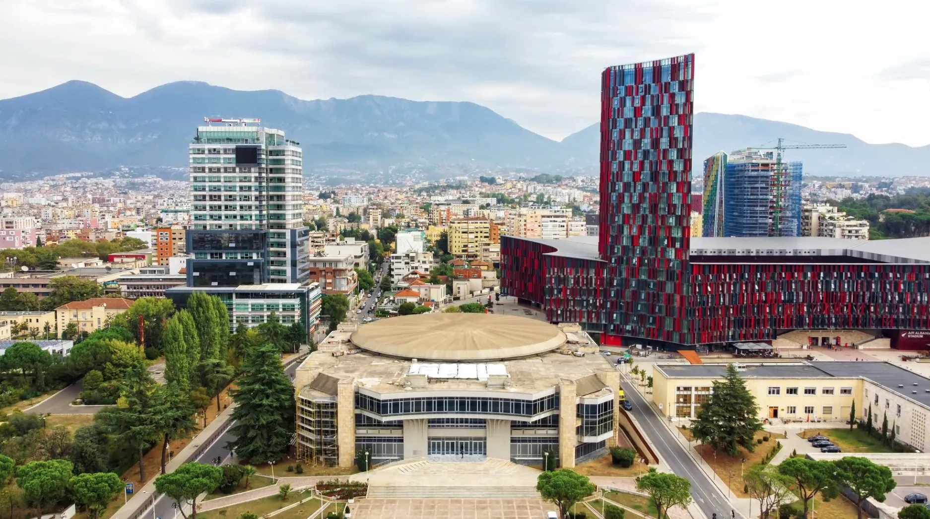 У Тирані можна побачити гори