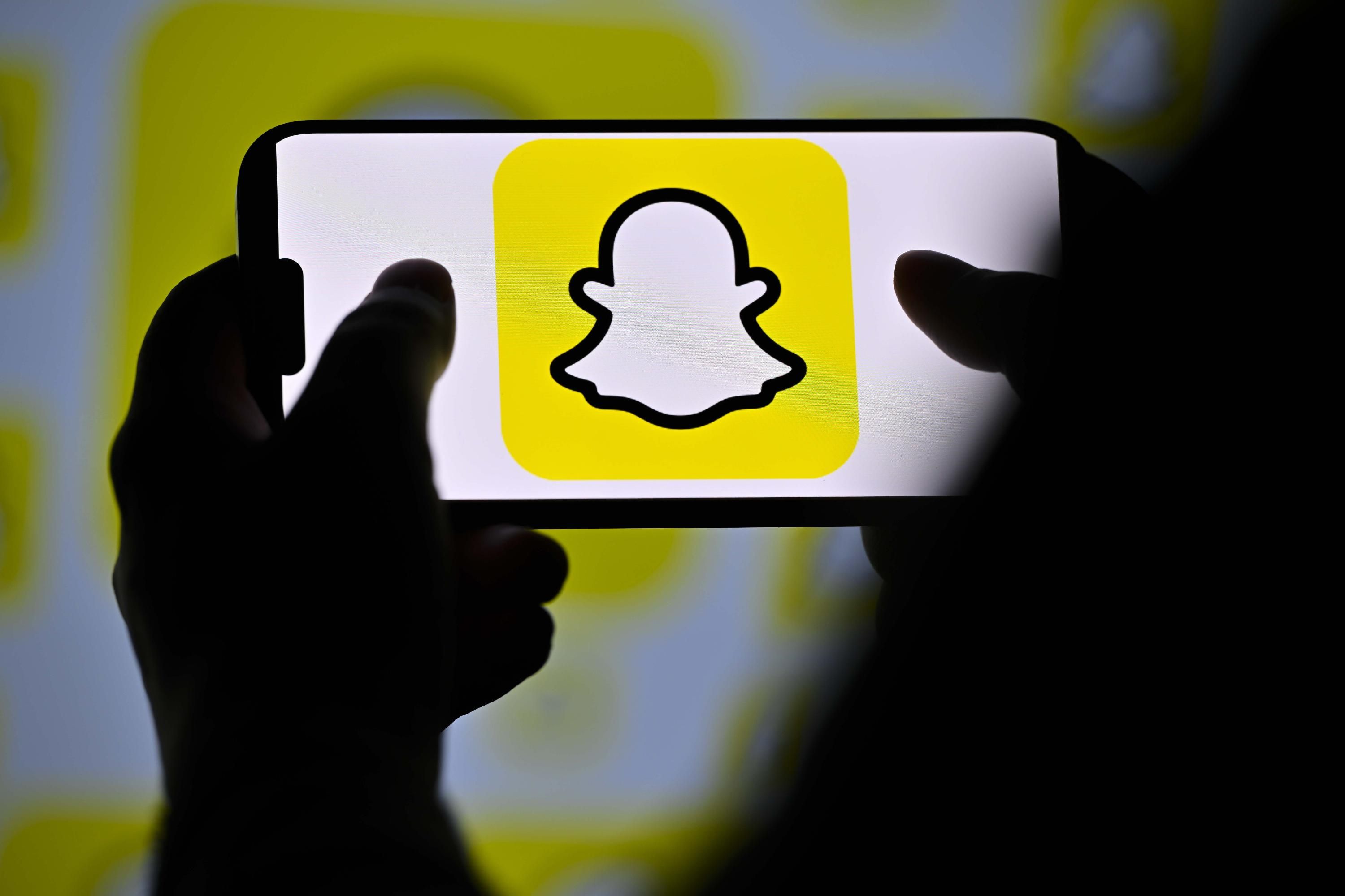 Логотип Snapchat на екрані мобільного телефону Логотип Snapchat на екрані мобільного телефону