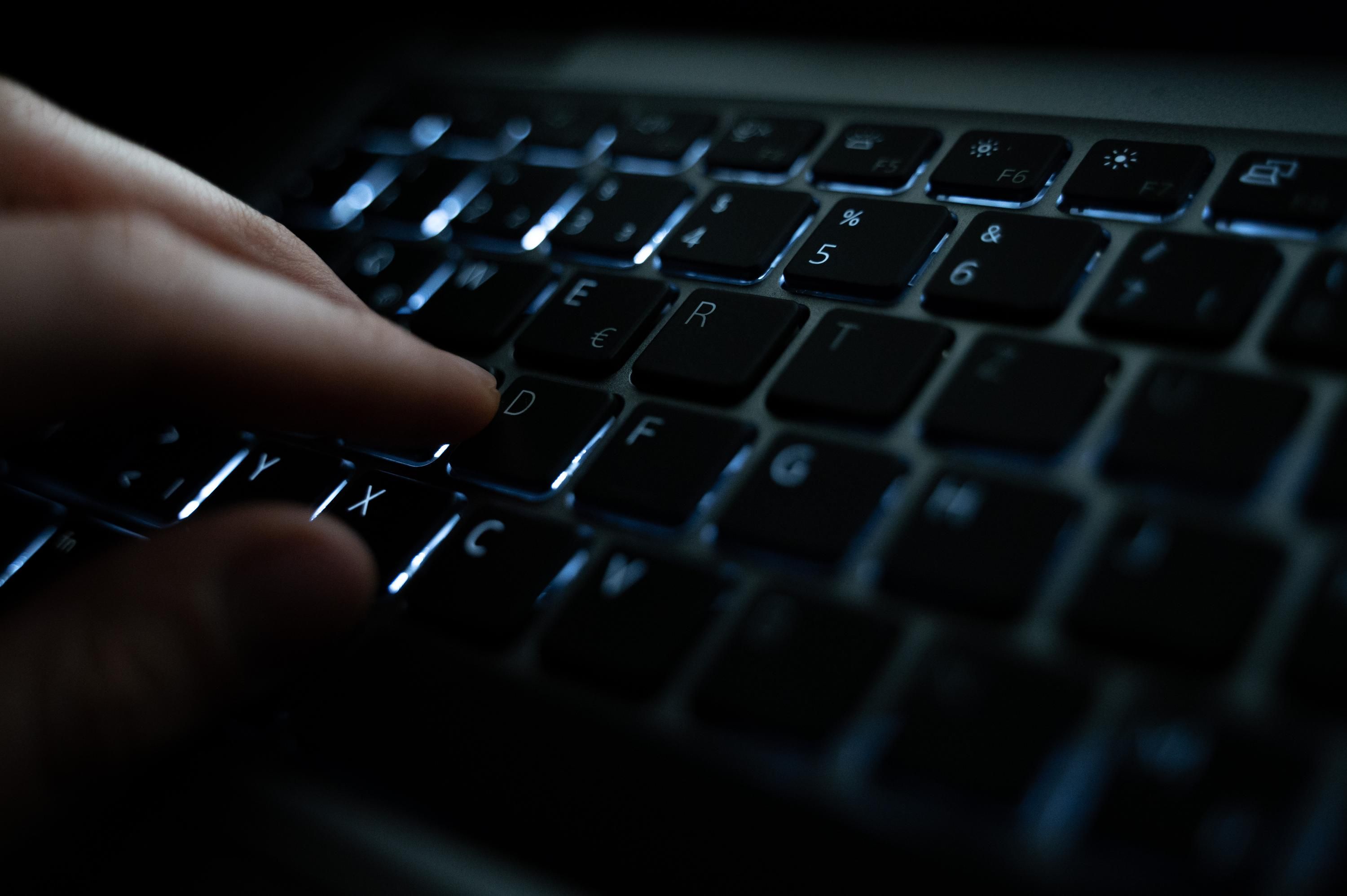 Жінка натискає на клавіатуру ноутбука Жінка натискає на клавіатуру ноутбука