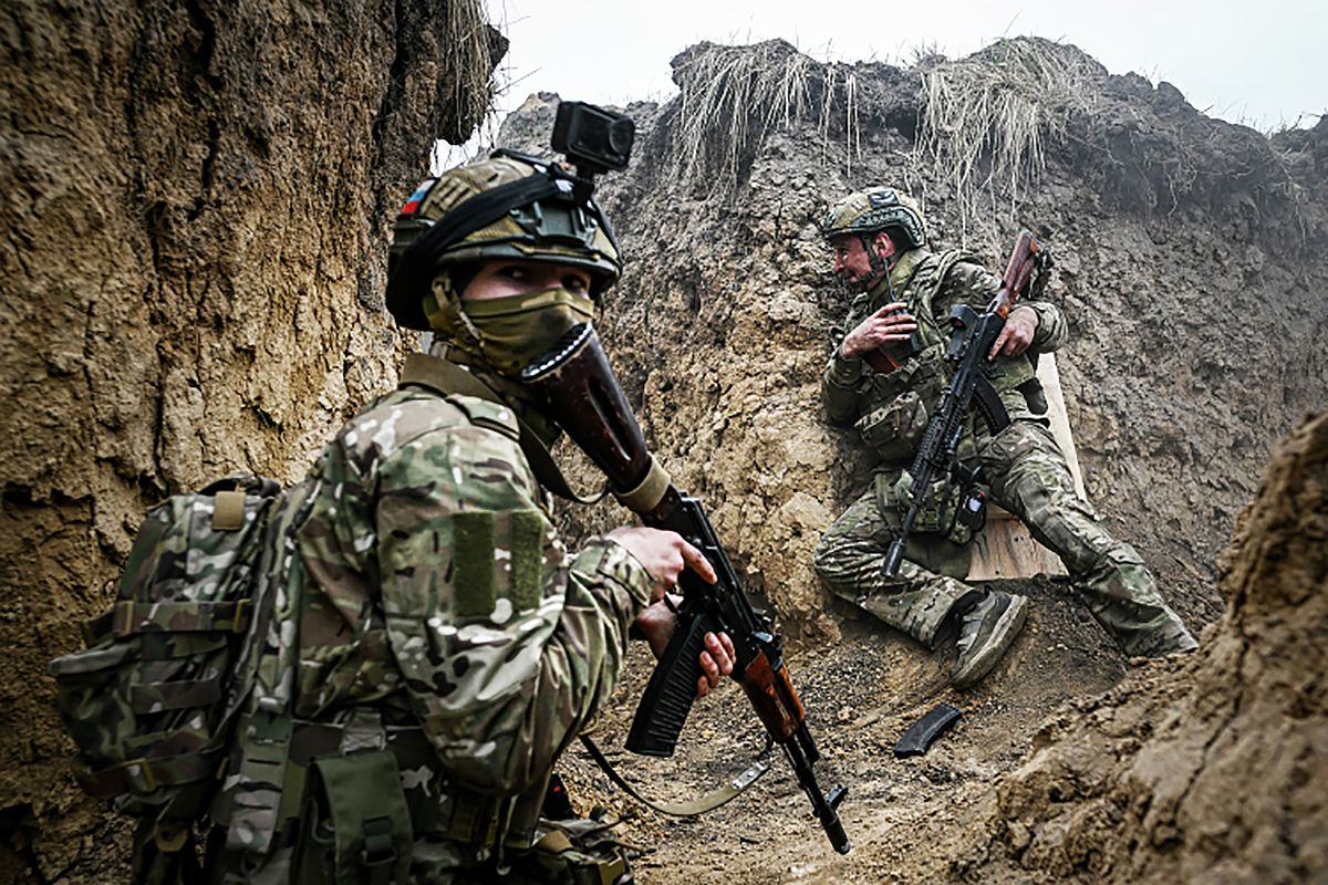 Російські окупанти зі зброєю в руках