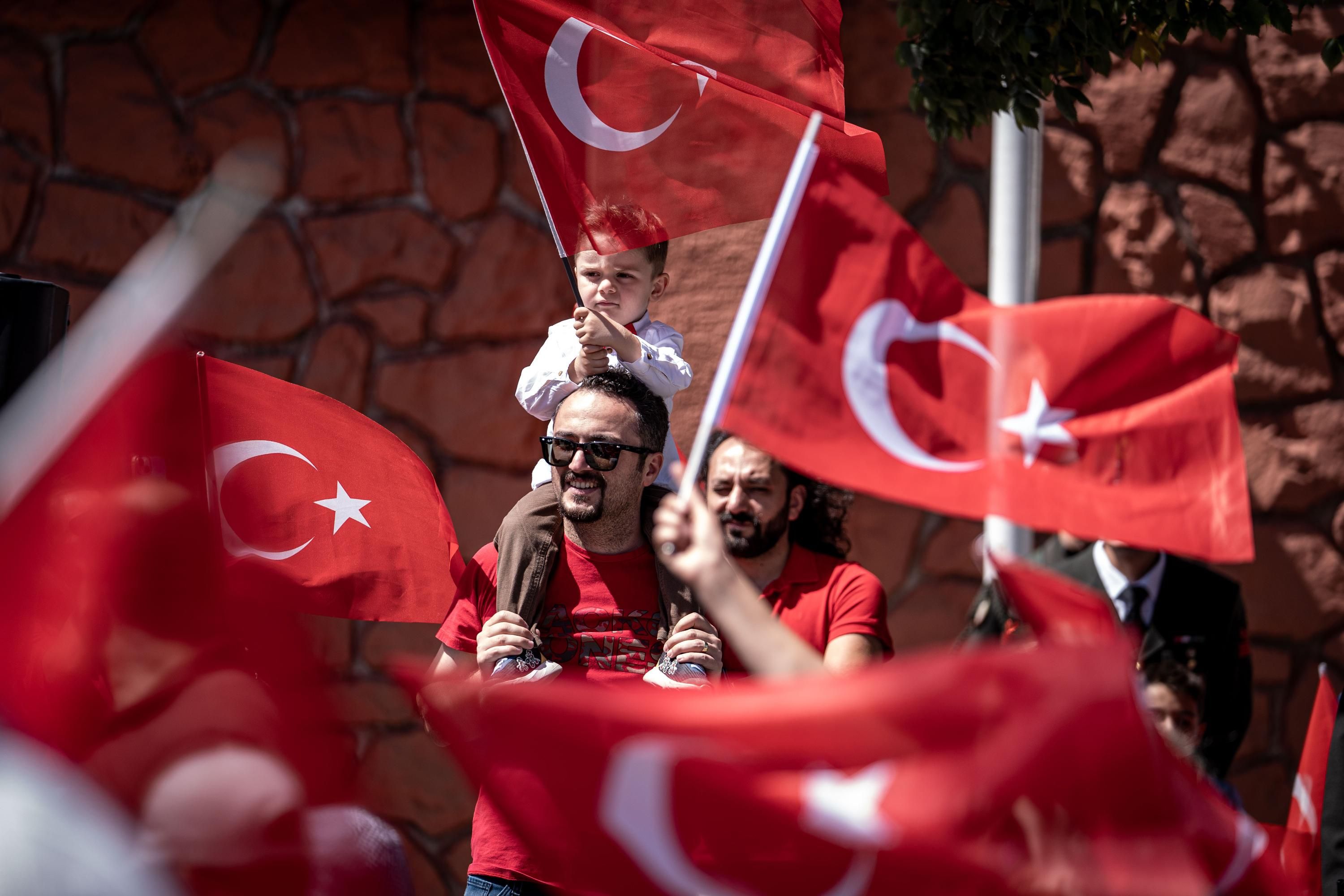 Люди и флаги Турции