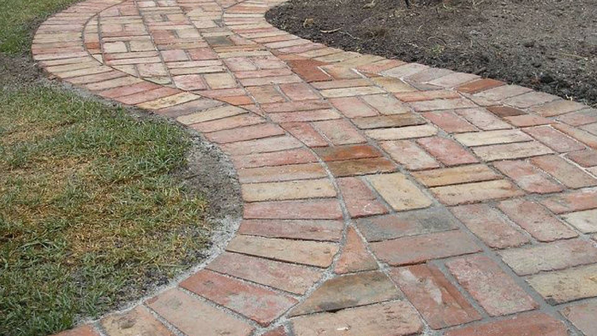 Стара цегла стане основою для стильної доріжки у вашому саду Стара цегла стане основою для стильної доріжки у вашому саду