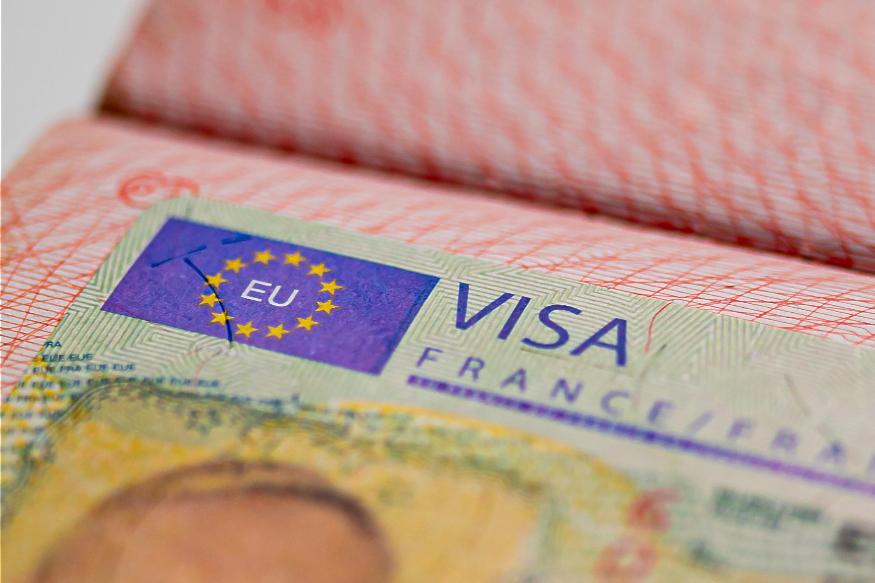 Що треба знати українцям про візу у Францію