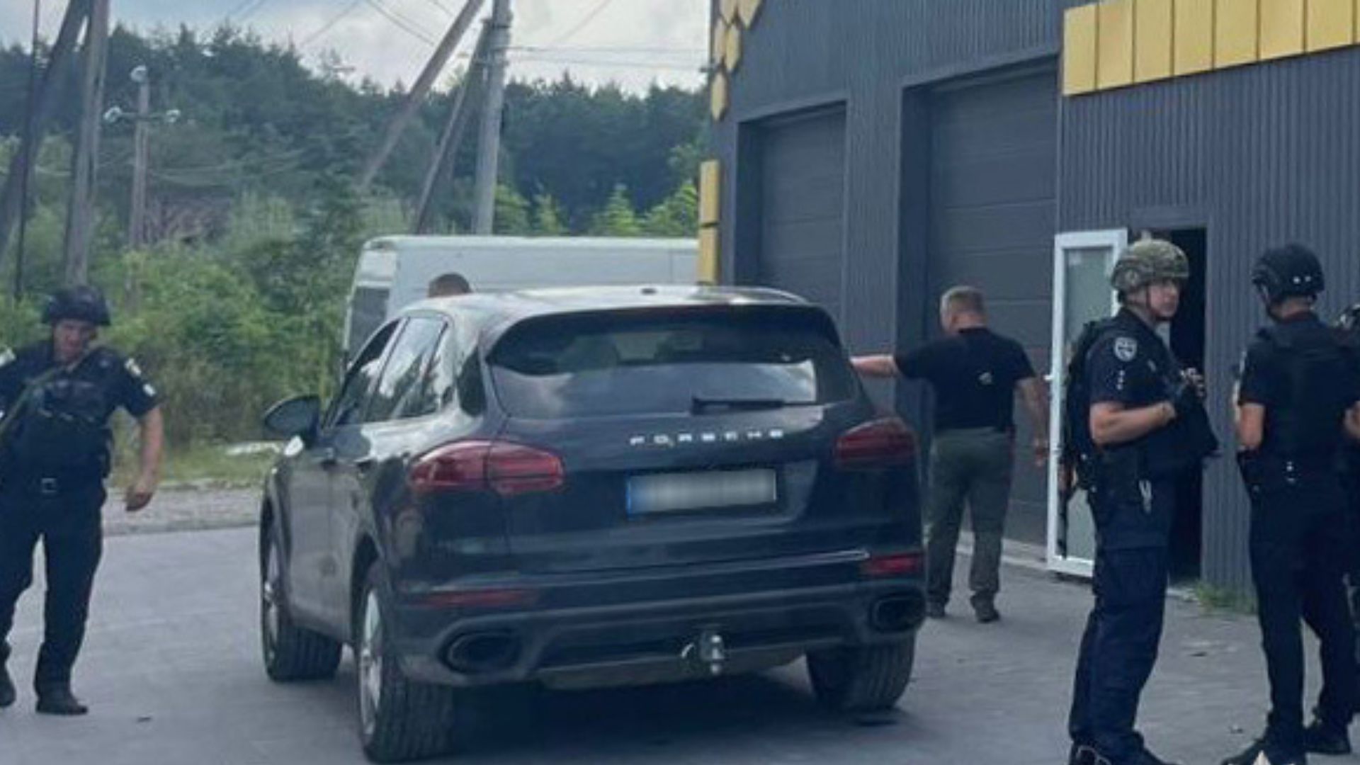 На Львівщині сталася стрілянина в офісі автосервісу, є загиблі - 24 Канал На Львівщині сталася стрілянина в офісі автосервісу, є загиблі - 24 Канал