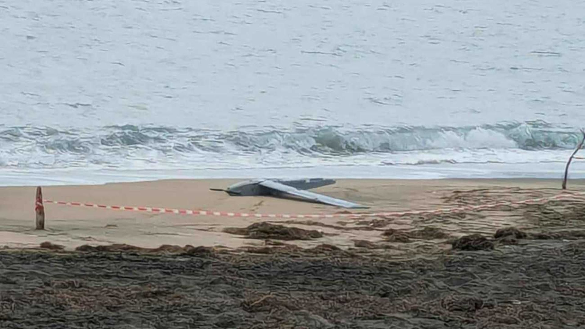 Військовий безпілотник викинуло на берег Болгарії Військовий безпілотник викинуло на берег Болгарії