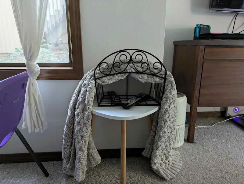 Тримач для шланга підійде для зберігання пледів і пультівТримач для шланга підійде для зберігання пледів і пультів