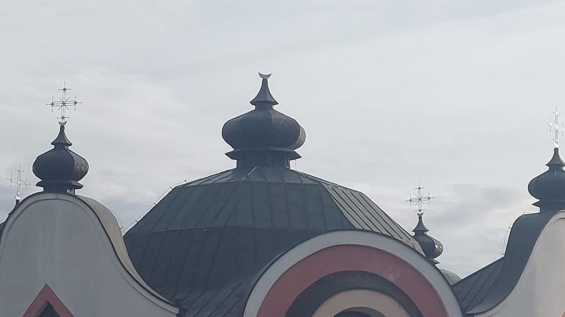 В Польше срезали крест с украинской церкви