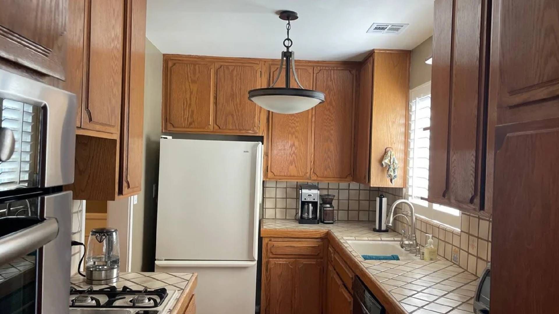 Назван интересный способ обновить устаревшие кухонные шкафы Назван интересный способ обновить устаревшие кухонные шкафы