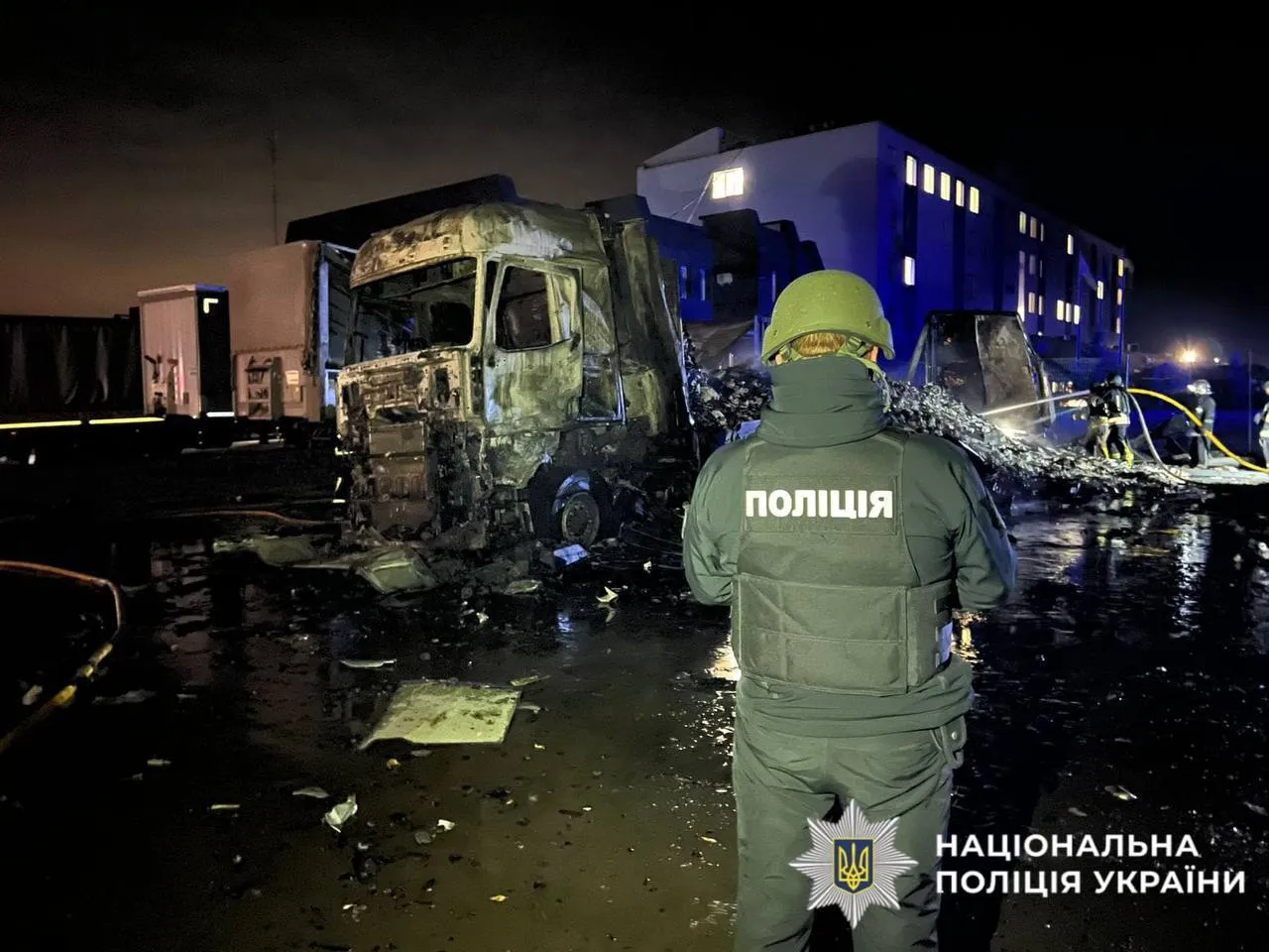 Поліцейський документує наслідки атаки