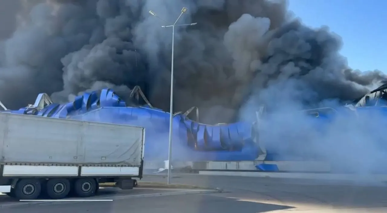 В Киевской области горит склад В Киевской области горит склад