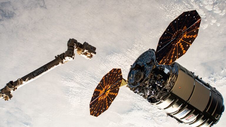Вантажне судно Cygnus очікує захоплення роботизованою рукою канадського виробництва космічної станції 6 серпня 2024 року