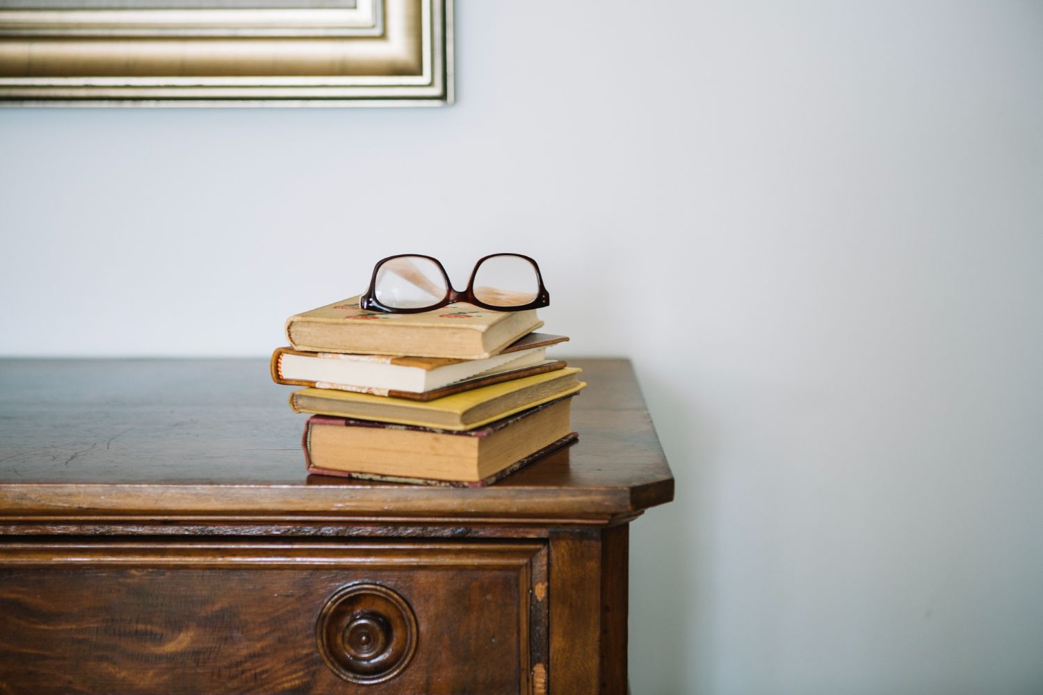 Мебель дома была покрыта жуткими отпечатками Мебель дома была покрыта жуткими отпечатками